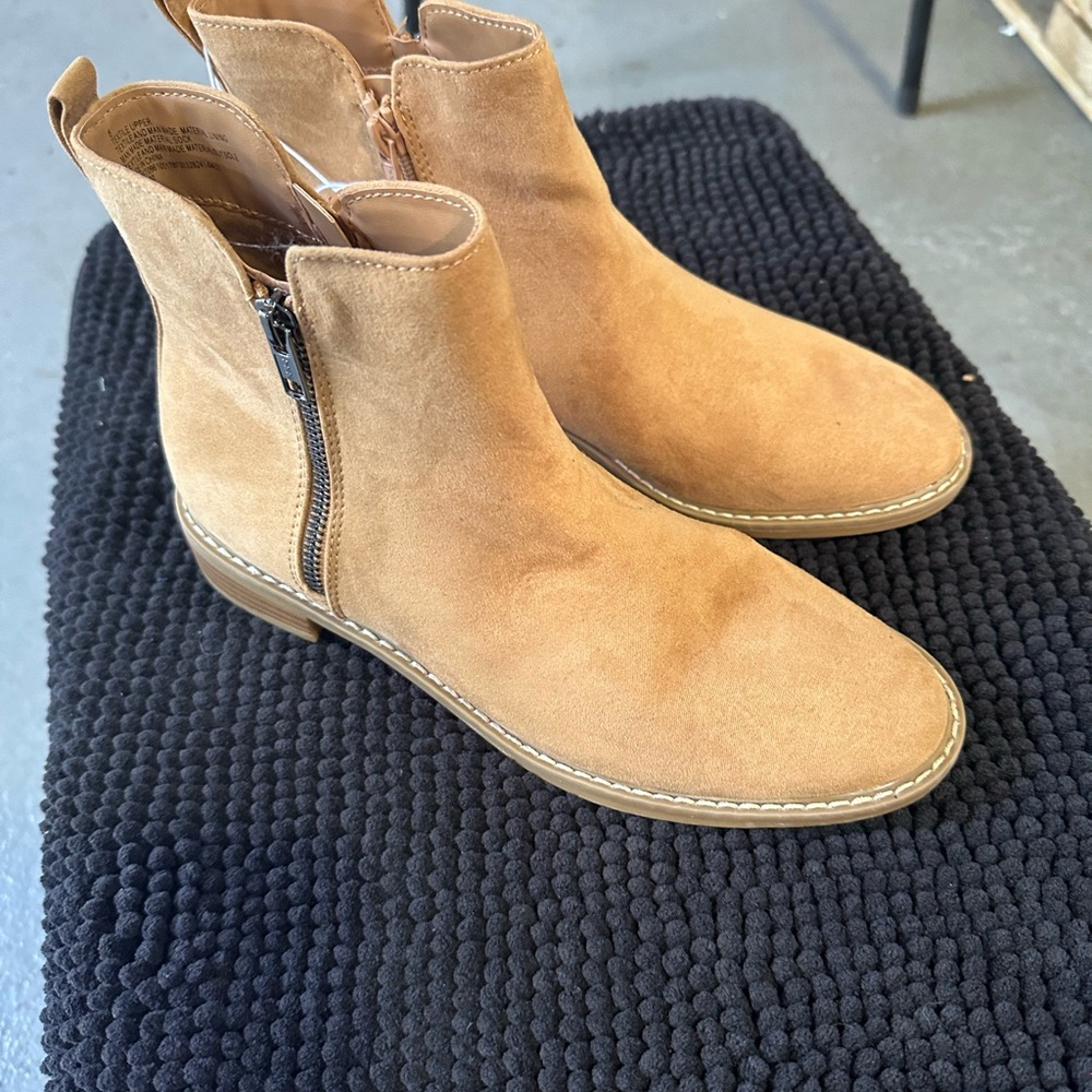 universal thread ankle, boots, memory foam tan suede NWT‎